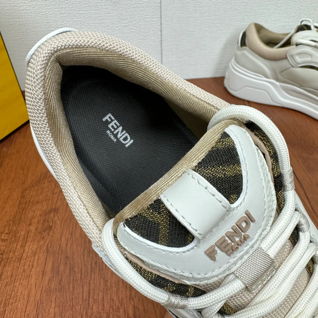 Batch 780 FENDI/FENDI Force men's sports shoes, new thick-soled lightweight lace-up low-top shoes at the counter, made of white full-grain leather and white and brown smooth leather, with padded elements. Brown FF jacquard and yellow technical fabric details. Lightweight, thick white sole with FF graphic details on the toe and heel. Main body of pebbled soft cowhide with Nappa calfskin. Contrasting color multiple composite splicing, extremely modern and youthful, webbing style lace-up hole design, multiple injection molded brand logo plastic modules on the toe, and embroidered FF logo on the side, heavy craftsmanship, full of details, super high quality control and fine workmanship! Full mesh breathable lining, ultra-light TPR foam rubber; molded outsole, lightweight and versatile, non-slip and wear-resistant! Comes with full packaging! Size: 39-40-41-42-43-44 Leather shoe size (can be customized, 38.45 cannot be returned or exchanged) Item number: 7E1728 white brown